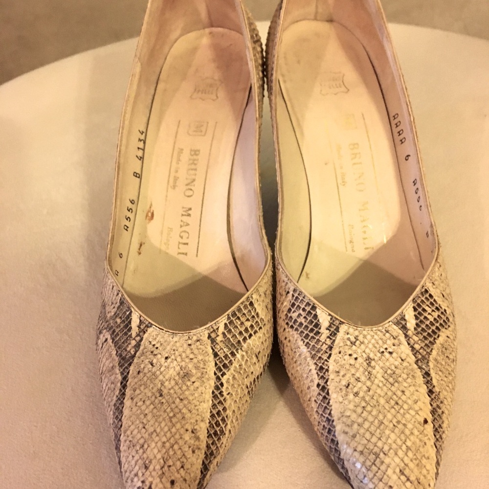 Bruno Magli vintage classic lizard  pump 6 AAAA Beautiful shoe; good condition.